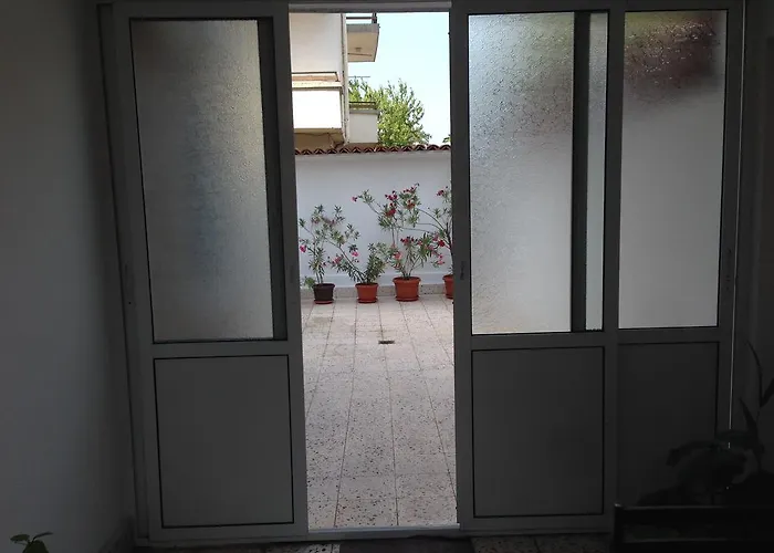 Gloria House 招待所 2*