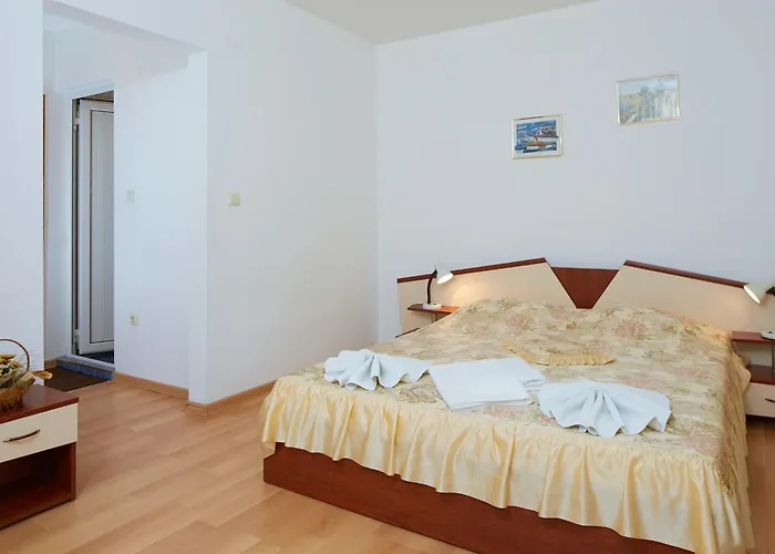 Gloria House 招待所 2*