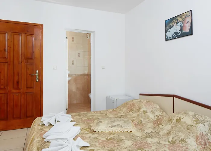 Gloria House 招待所 2*